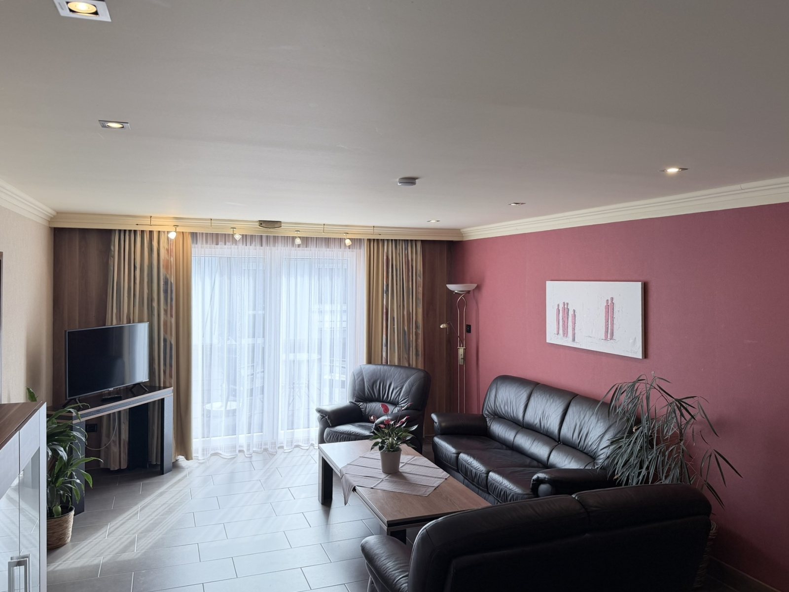 Wohnzimmer mit Fensterfront im Appartement