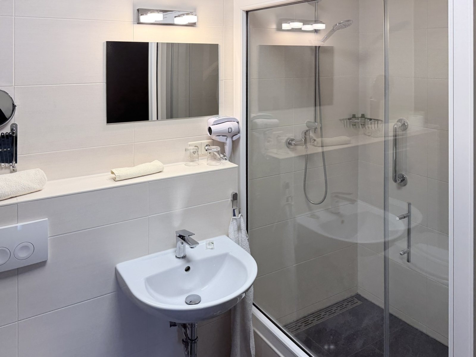 Modernes Bad mit Dusche