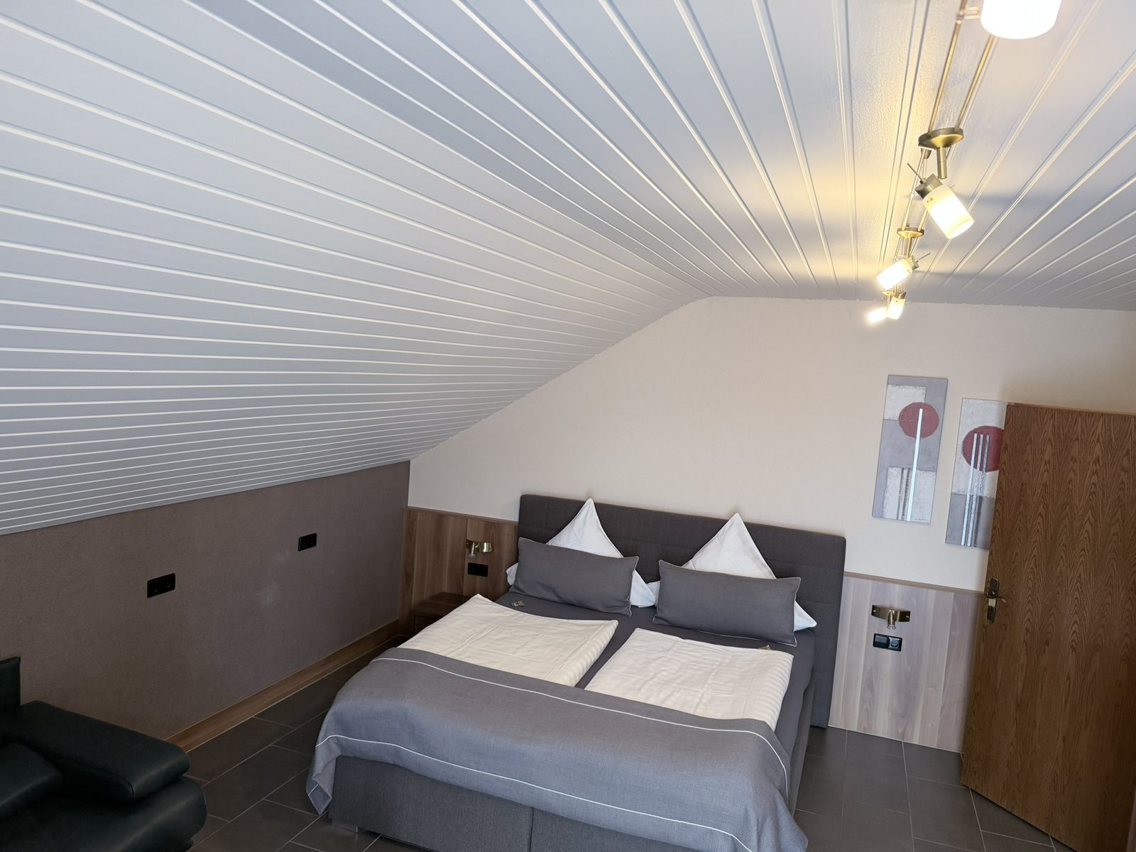 Zimmer im Dachgeschoss mit Doppelbett