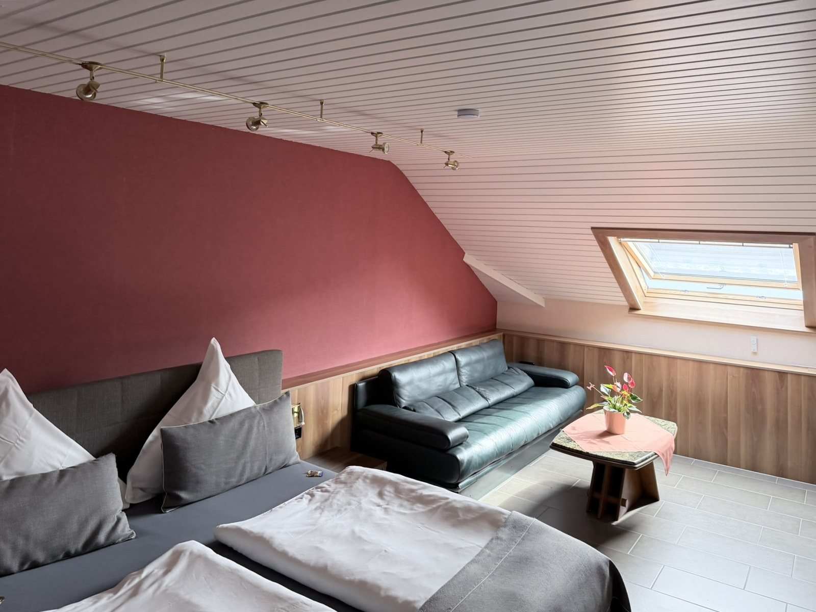 Zimmer im Dachgeschoss mit Sitzecke