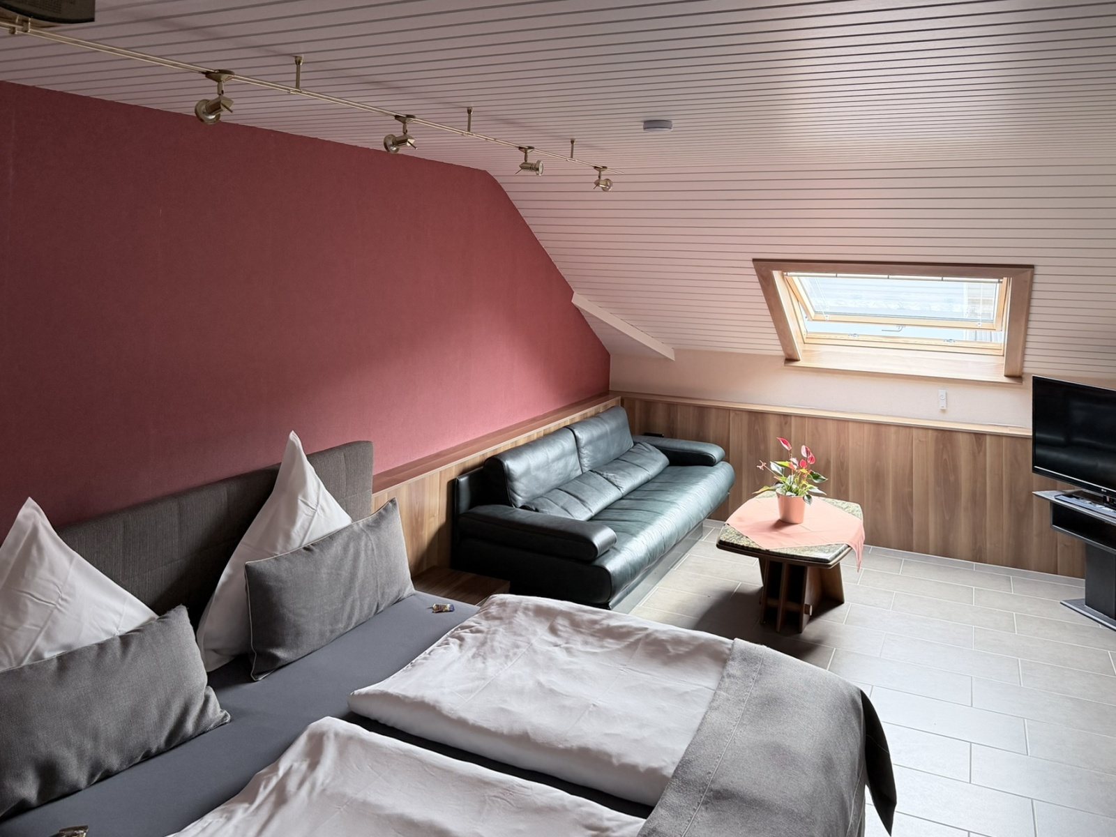 Zimmer im Dachgeschoss mit Sitzecke