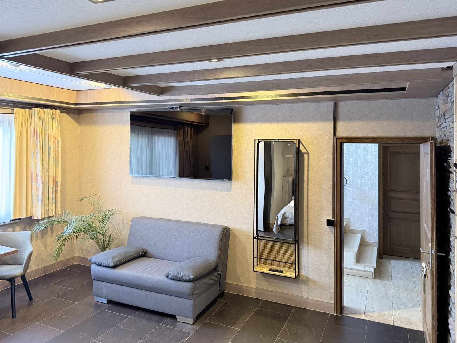 Sitzecke mit Fernseher im Doppelzimmer