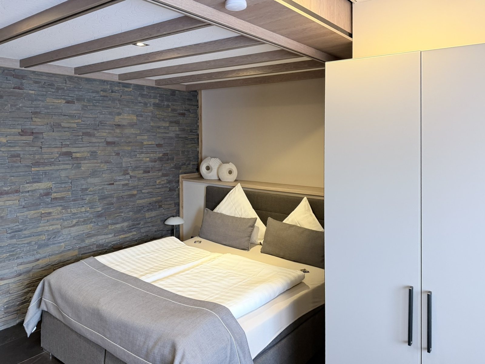 Doppelzimmer mit Natursteinwand im Hotel Haus Schieferstein