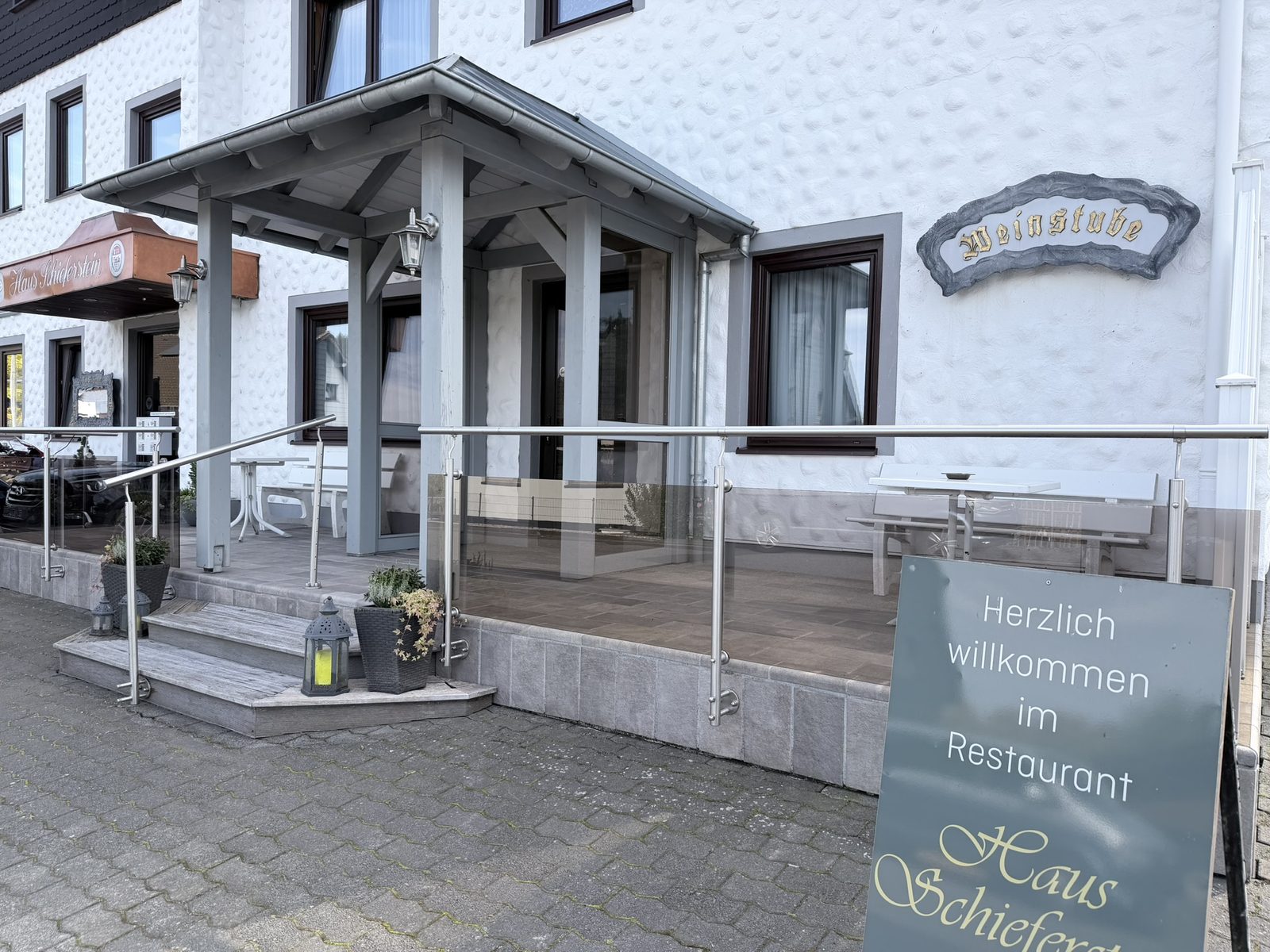 Eingangsbereich mit Willkommensschild