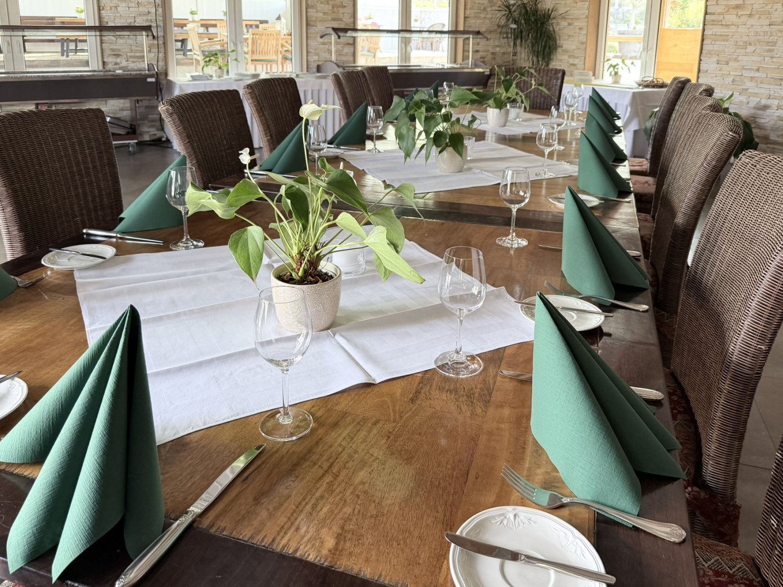 Festlich eingedeckte lange Tafel