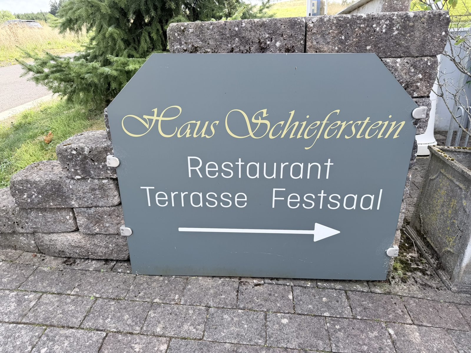 Wegweiser zu Restaurant, Terrasse und Festsaal