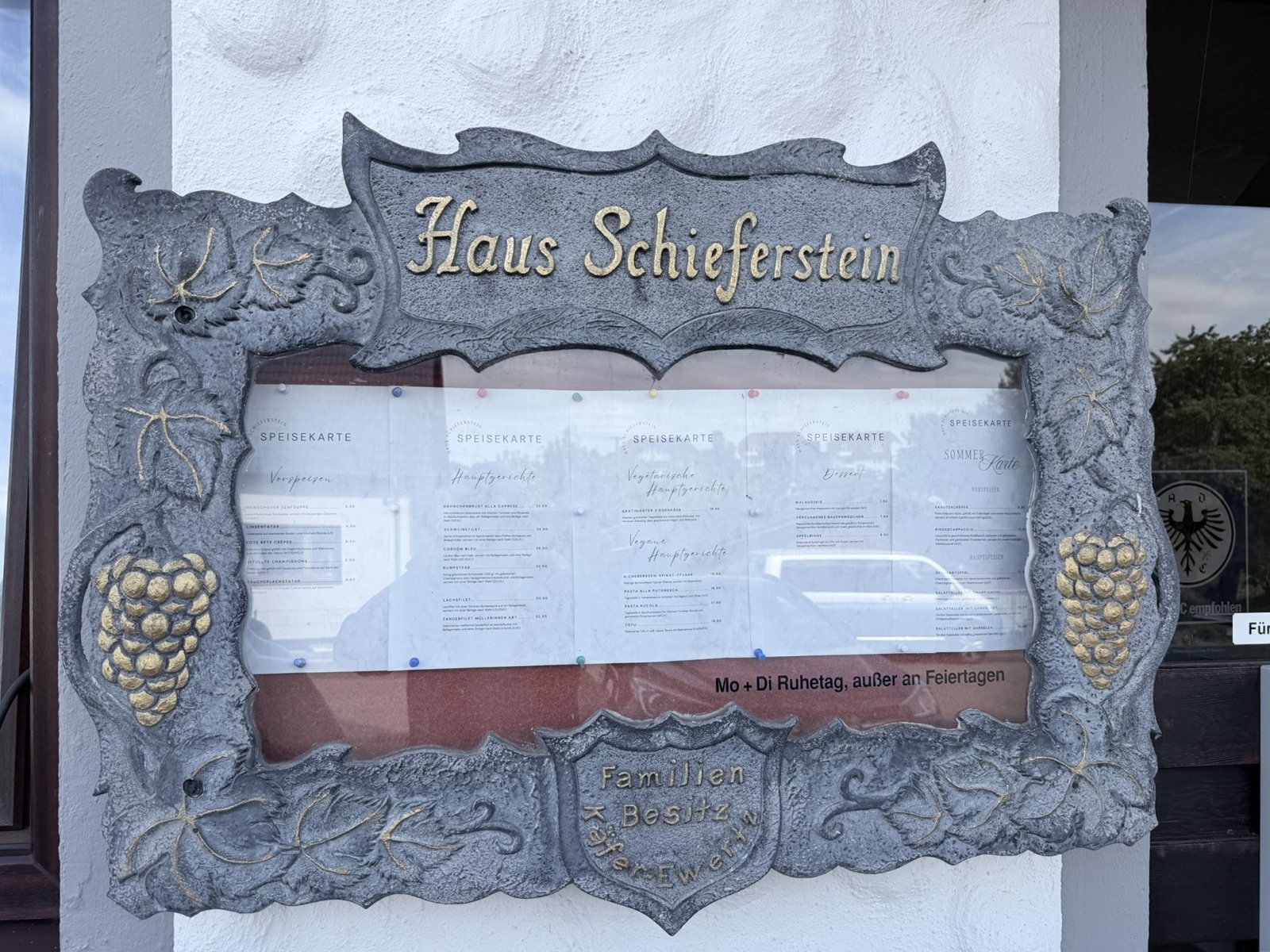 Historisches Schild am Haus